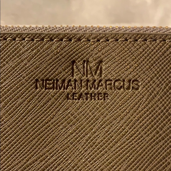 Neiman Marcus Leather Card Holder- Excellent Cond. - Picture 2 of 6